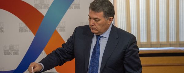 Депутат Арам Арутюнян во время голосования по лишению Манвела Григоряна депутатской неприкосновенности (19 июня 2018). Еревaн Депутат Арам Арутюнян во время голосования по лишению Манвела Григоряна депутатской неприкосновенности (19 июня 2018). Еревaн - Sputnik Армения