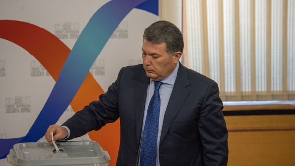 Депутат Арам Арутюнян во время голосования по лишению Манвела Григоряна депутатской неприкосновенности (19 июня 2018). Еревaн - Sputnik Армения