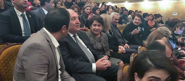 Президент Армен Саркисян с супругой перед началом спектакля Свадьба в тылу (4 декабря 2018). Гюмри - Sputnik Армения