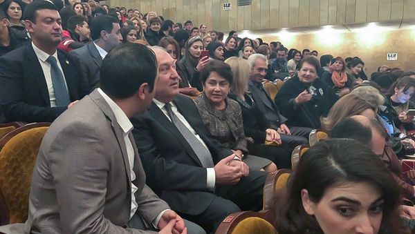 Президент Армен Саркисян с супругой перед началом спектакля Свадьба в тылу (4 декабря 2018). Гюмри - Sputnik Армения
