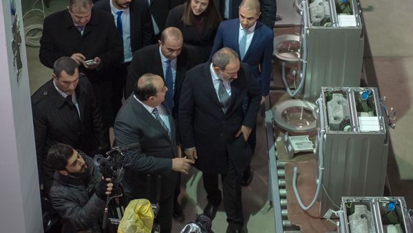 И.о. премьер-министра Никол Пашинян на откытии завода по сборке бытовой техники (5 декабря 2018). Село Мердзаван - Sputnik Армения
