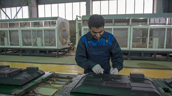 Рабочий за сборкой телевизора на заводе по сборке бытовой техники в селе Мердзаван - Sputnik Армения