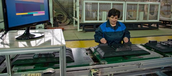 Рабочий за сборкой телевизора на заводе по сборке бытовой техники в селе Мердзаван - Sputnik Армения