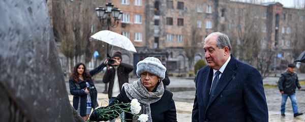 Президент Армен Саркисян воздал дань уважения памяти жертв землетрясения (5 декабря 2018). Гюмри Президент Армен Саркисян воздал дань уважения памяти жертв землетрясения (5 декабря 2018). Гюмри - Sputnik Армения