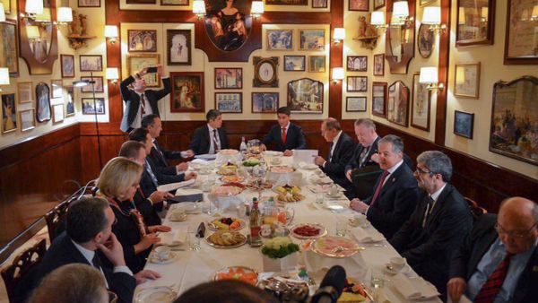 И.о. министра иностранных дел Зограб Мнацаканян на рабочем завтраке глав МИД ОДКБ (6 декабря 2018). Милан И.о. министра иностранных дел Зограб Мнацаканян на рабочем завтраке глав МИД ОДКБ (6 декабря 2018). Милан - Sputnik Армения