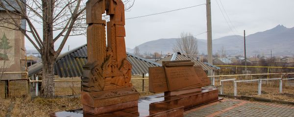 Памятник жертвам землетресения 1988 года в селе Ширакамут Памятник жертвам землетресения 1988 года в селе Ширакамут - Sputnik Армения