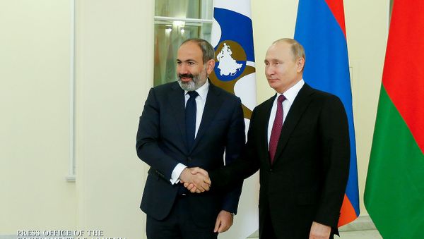 Встреча и.о. премьер-министра Армении Никола Пашиняна и президента России Владимира Путина перед началом заседания Высшего Евразийского экономического совета (6 декабря 2018). Санкт-Петербург Встреча и.о. премьер-министра Армении Никола Пашиняна и президента России Владимира Путина перед началом заседания Высшего Евразийского экономического совета (6 декабря 2018). Санкт-Петербург - Sputnik Արմենիա