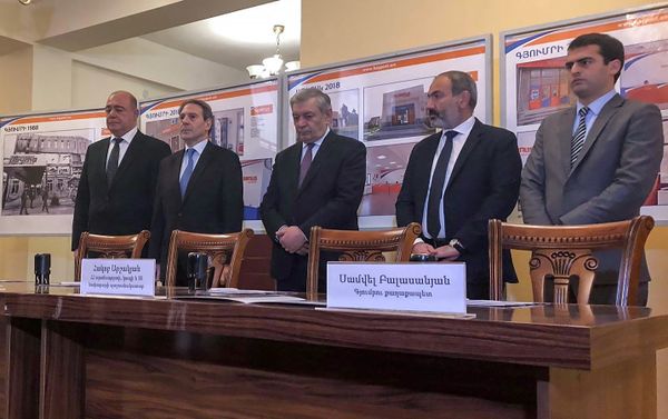 В Гюмри погасили марку по случаю 30 годовщины землетрясения - Sputnik Армения