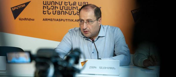 Адвокат Роберта Кочаряна Айк Алумян на пресс-конференции (7 декабря 2018). Еревaн - Sputnik Արմենիա