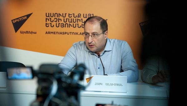 Адвокат Роберта Кочаряна Айк Алумян на пресс-конференции (7 декабря 2018). Еревaн - Sputnik Армения