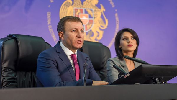 Секретарь ЦИК Армении Армен Смбатян и пресс-секретарь ЦИК Эрмине Арутюнян в день внеочередных выборов в НС РА (9 декабря 2018). Еревaн - Sputnik Армения