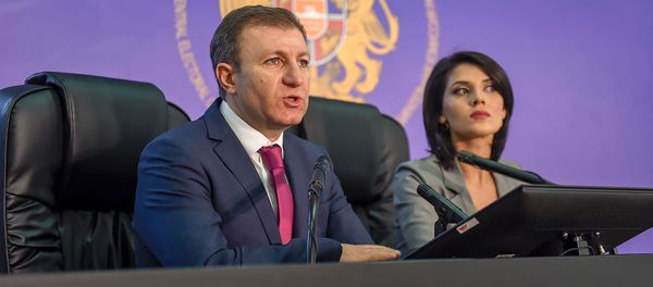 Секретарь ЦИК Армении Армен Смбатян и пресс-секретарь ЦИК Эрмине Арутюнян в день внеочередных выборов в НС РА (9 декабря 2018). Еревaн Секретарь ЦИК Армении Армен Смбатян и пресс-секретарь ЦИК Эрмине Арутюнян в день внеочередных выборов в НС РА (9 декабря 2018). Еревaн - Sputnik Армения