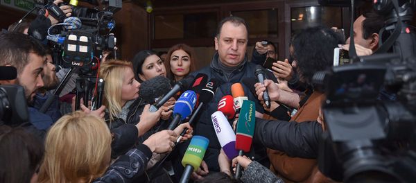 Виген Саркисян ответил на вопросы журналистов после выхода из избирательного участка (9 декабря 2018). Еревaн - Sputnik Армения
