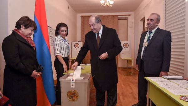 Президент Армен Саркисян на избирательном участке во время голосования (9 декабря 2018). Еревaн - Sputnik Արմենիա