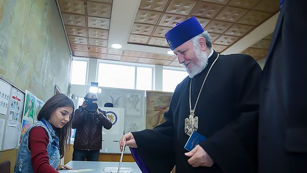 Католикос Гарегин II на избирательном участке во время голосования (9 декабря 2018). Эчмиадзин Католикос Гарегин II на избирательном участке во время голосования (9 декабря 2018). Эчмиадзин - Sputnik Армения