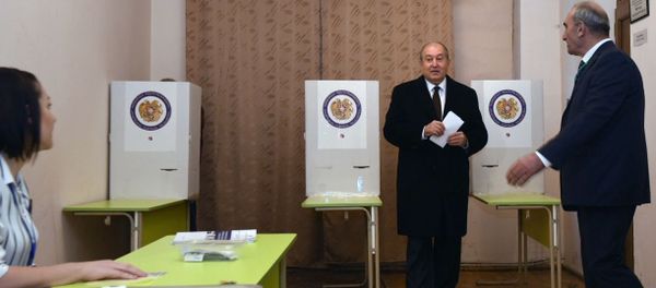 Президент Армен Саркисян на избирательном участке во время голосования (9 декабря 2018). Еревaн Президент Армен Саркисян на избирательном участке во время голосования (9 декабря 2018). Еревaн - Sputnik Արմենիա