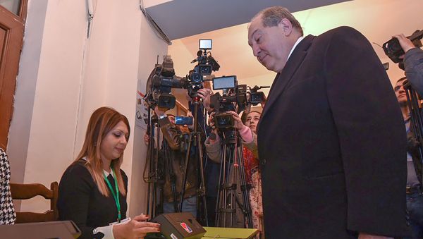 Президент Армен Саркисян на избирательном участке во время голосования (9 декабря 2018). Еревaн Президент Армен Саркисян на избирательном участке во время голосования (9 декабря 2018). Еревaн - Sputnik Армения