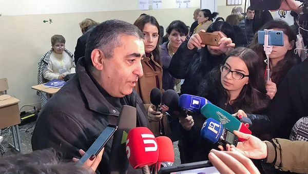 Кандидат в депутаты от партии АРФД Армен Рустамян ответил на вопросы журналистов после выхода из избирательного участка (9 декабря 2018). Еревaн - Sputnik Армения