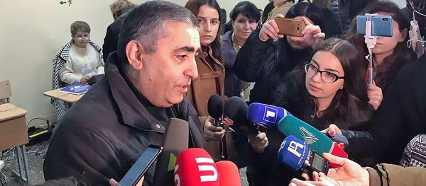 Кандидат в депутаты от партии АРФД Армен Рустамян ответил на вопросы журналистов после выхода из избирательного участка (9 декабря 2018). Еревaн Кандидат в депутаты от партии АРФД Армен Рустамян ответил на вопросы журналистов после выхода из избирательного участка (9 декабря 2018). Еревaн - Sputnik Армения