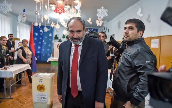 И.о. премьер-министра Никол Пашинян на избирательном участке во время голосования (9 декабря 2018). Еревaн И.о. премьер-министра Никол Пашинян на избирательном участке во время голосования (9 декабря 2018). Еревaн - Sputnik Армения