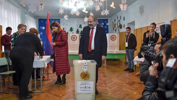 И.о. премьер-министра Никол Пашинян на избирательном участке во время голосования (9 декабря 2018). Еревaн И.о. премьер-министра Никол Пашинян на избирательном участке во время голосования (9 декабря 2018). Еревaн - Sputnik Армения