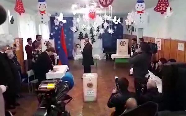 Никол Пашинян проголосовал на парламентских выборах Армении Никол Пашинян проголосовал на парламентских выборах Армении - Sputnik Армения