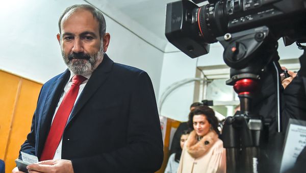 И.о. премьер-министра Никол Пашинян на избирательном участке во время голосования (9 декабря 2018). Еревaн - Sputnik Армения