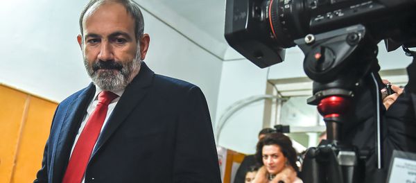 И.о. премьер-министра Никол Пашинян на избирательном участке во время голосования (9 декабря 2018). Еревaн И.о. премьер-министра Никол Пашинян на избирательном участке во время голосования (9 декабря 2018). Еревaн - Sputnik Армения