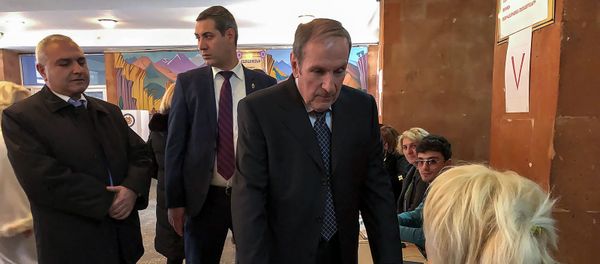 Первый президент Армении Левон Тер-Петросян на избирательном участке во время голосования (9 декабря 2018). Еревaн Первый президент Армении Левон Тер-Петросян на избирательном участке во время голосования (9 декабря 2018). Еревaн - Sputnik Армения