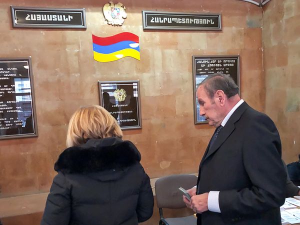 Первый президент Левон Тер-Петросян принял участие в голосовании - Sputnik Армения