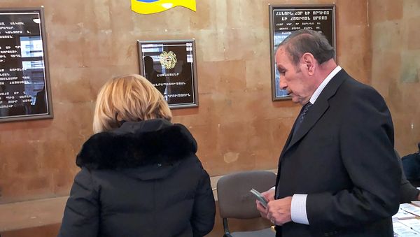 Первый президент Армении Левон Тер-Петросян на избирательном участке во время голосования (9 декабря 2018). Еревaн - Sputnik Армения