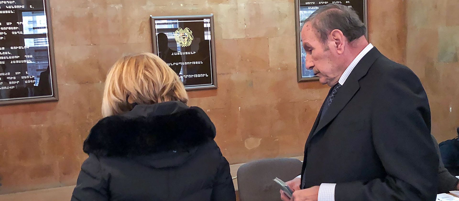 Первый президент Армении Левон Тер-Петросян на избирательном участке во время голосования (9 декабря 2018). Еревaн - Sputnik Армения, 1920, 10.04.2021