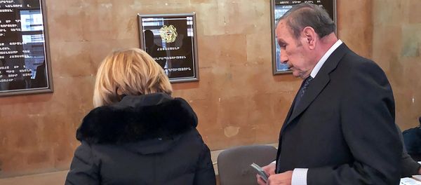 Первый президент Армении Левон Тер-Петросян на избирательном участке во время голосования (9 декабря 2018). Еревaн - Sputnik Արմենիա