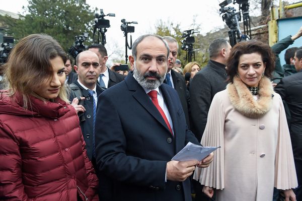 Նիկոլ Փաշինյանը ընտանիքով քվեարկությունից հետո - Sputnik Արմենիա