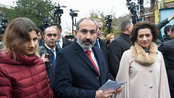 И.о. премьер-министра Никол Пашинян с семьей после досрочных выборов в Национальное собрание (9 декабря 2018). Еревaн - Sputnik Արմենիա