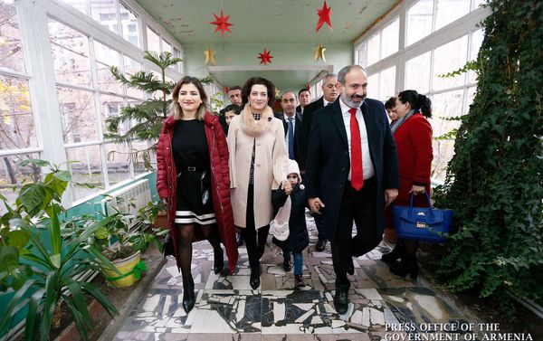 И.о. премьер-министра Никол Пашинян с семьей во время досрочных выборов в Национальное собрание (9 декабря 2018). Еревaн И.о. премьер-министра Никол Пашинян с семьей во время досрочных выборов в Национальное собрание (9 декабря 2018). Еревaн - Sputnik Армения