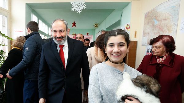 И.о. премьер-министра Никол Пашинян с семьей во время досрочных выборов в Национальное собрание (9 декабря 2018). Еревaн - Sputnik Армения