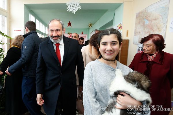 И.о. премьер-министра Никол Пашинян с семьей во время досрочных выборов в Национальное собрание (9 декабря 2018). Еревaн И.о. премьер-министра Никол Пашинян с семьей во время досрочных выборов в Национальное собрание (9 декабря 2018). Еревaн - Sputnik Армения