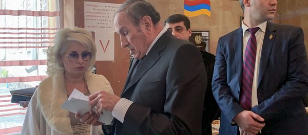 Первый президент Армении Левон Тер-Петросян на избирательном участке во время голосования (9 декабря 2018). Еревaн - Sputnik Արմենիա