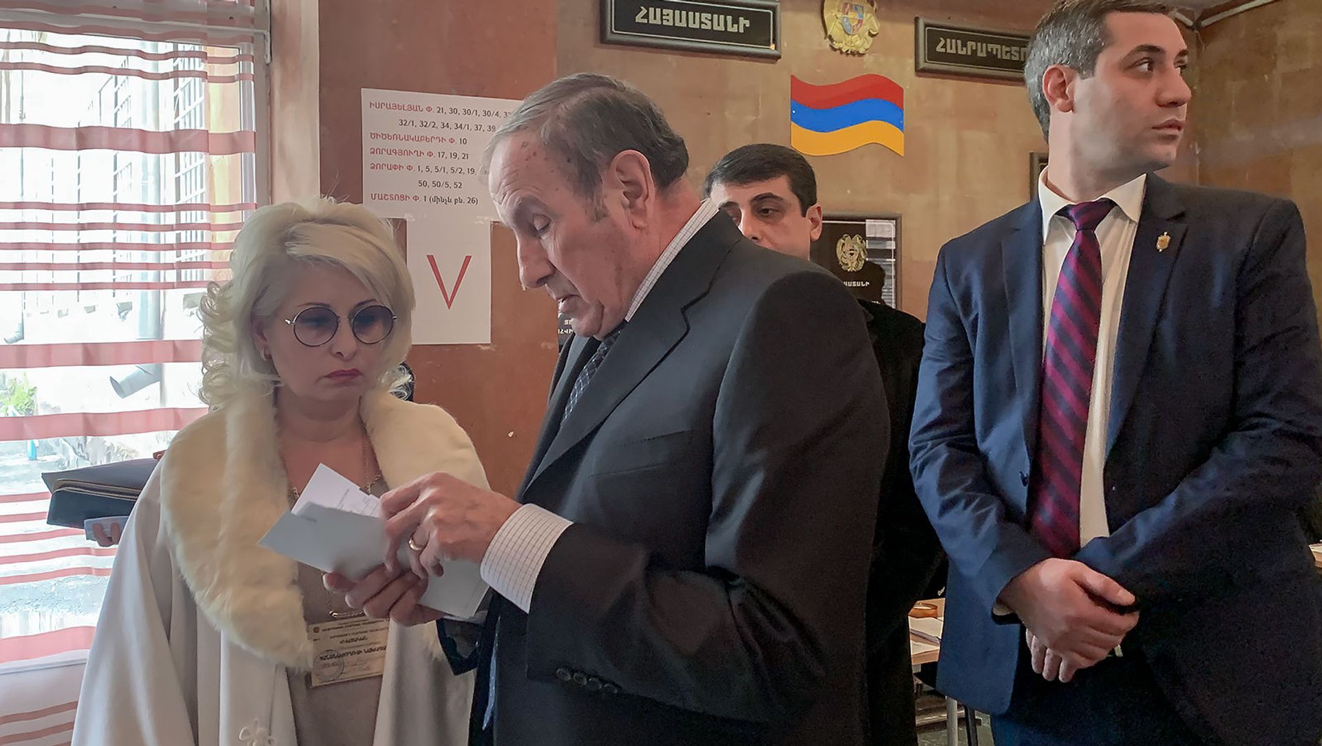 Первый президент Армении Левон Тер-Петросян на избирательном участке во время голосования (9 декабря 2018). Еревaн Первый президент Армении Левон Тер-Петросян на избирательном участке во время голосования (9 декабря 2018). Еревaн - Sputnik Армения, 1920, 17.05.2021