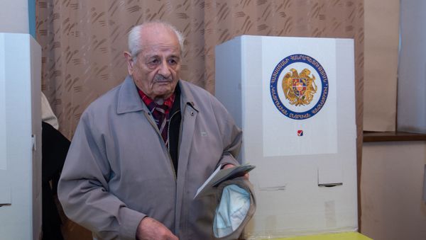 Люди на избирательном участке во время голосования (9 декабря 2018). Еревaн - Sputnik Армения