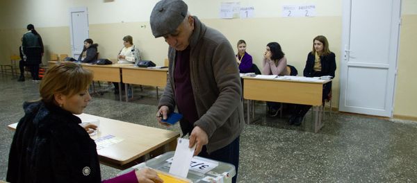 Люди на избирательном участке во время голосования (9 декабря 2018). Еревaн - Sputnik Արմենիա