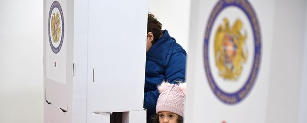 Люди на избирательном участке во время голосования (9 декабря 2018). Еревaн - Sputnik Արմենիա
