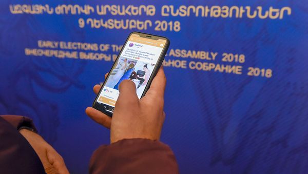 Пользователь социальной сети Facebook в ЦИК-е - Sputnik Армения