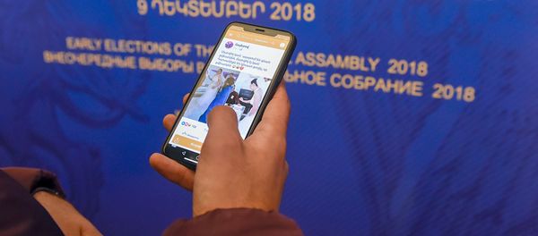 Пользователь социальной сети Facebook в ЦИК-е - Sputnik Армения