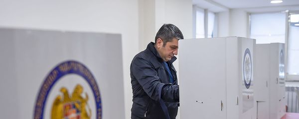Избиратель на участке во время голосования (9 декабря 2018). Еревaн - Sputnik Армения