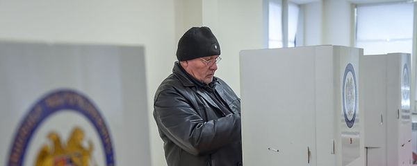 Избиратель на участке во время голосования (9 декабря 2018). Еревaн - Sputnik Արմենիա