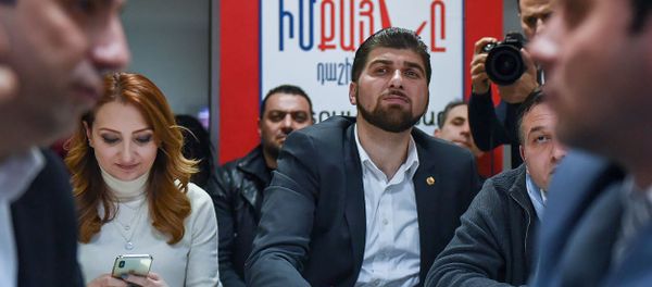 Кандидаты от блока Мой Шаг следят за онлайн трансляцией подсчета голосов досрочных выборов в НС РА (9 декабря 2018). Еревaн Кандидаты от блока Мой Шаг следят за онлайн трансляцией подсчета голосов досрочных выборов в НС РА (9 декабря 2018). Еревaн - Sputnik Армения