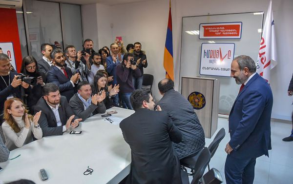 Փաշինյանը «Իմ քայլը» դաշինքի շտաբում շփվել է լրագրողների հետ - Sputnik Արմենիա
