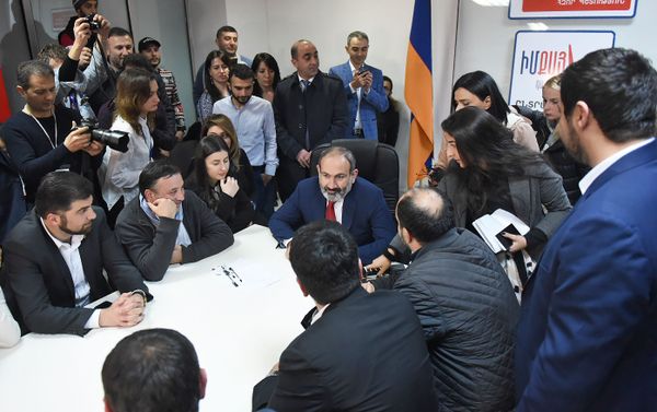 Փաշինյանը «Իմ քայլը» դաշինքի շտաբում շփվել է լրագրողների հետ - Sputnik Արմենիա